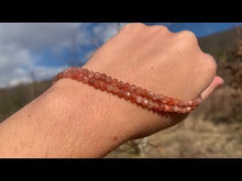 Charger et lire la vidéo dans la visionneuse de la Galerie, Perles en pierre de soleil facettées entre 2 et 4mm PSU