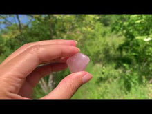 Charger et lire la vidéo dans la visionneuse de la Galerie, Quartz rose, pierre roulée