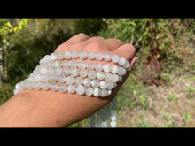 Charger et lire la vidéo dans la visionneuse de la Galerie, Perles en pierre de lune blanche entre 6 et 12mm PLBU