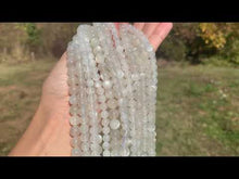 Charger et lire la vidéo dans la visionneuse de la Galerie, Perles en pierre de lune blanche entre 6 et 10mm PLBT