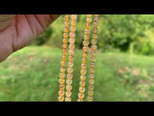 Charger et lire la vidéo dans la visionneuse de la Galerie, Perles en quartz à inclusions de rutile entre 4 et 12mm QRU