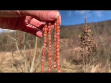 Charger et lire la vidéo dans la visionneuse de la Galerie, Perles en pierre de soleil facettées entre 3,5 et 6mm PST
