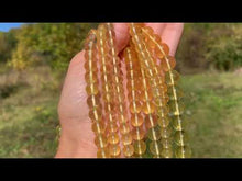 Charger et lire la vidéo dans la visionneuse de la Galerie, Perles en fluorite jaune entre 6 et 10mm