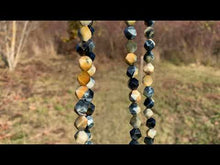 Charger et lire la vidéo dans la visionneuse de la Galerie, Perles en oeil de tigre mélangé avec de l'oeil de faucon, forme diamant entre 6 et 10mm
