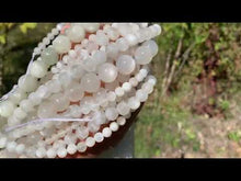 Charger et lire la vidéo dans la visionneuse de la Galerie, Perles en pierre de lune blanche entre 6 et 12mm PLBU