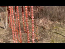 Charger et lire la vidéo dans la visionneuse de la Galerie, Perles en pierre de soleil facettées entre 3,5 et 6mm PST