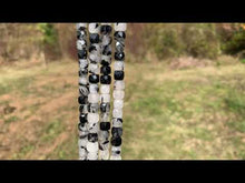 Charger et lire la vidéo dans la visionneuse de la Galerie, Perles en quartz avec inclusions de tourmaline forme carré entre 5 et 9mm