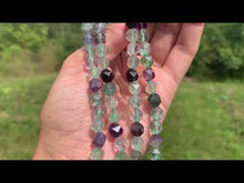 Charger et lire la vidéo dans la visionneuse de la Galerie, Perles en fluorite / fluorine forme diamant entre 6 et 10mm