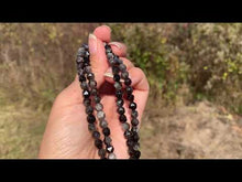 Charger et lire la vidéo dans la visionneuse de la Galerie, Perles en obsidienne argentée, forme diamant entre 6 et 10mm