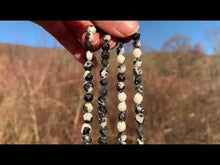 Charger et lire la vidéo dans la visionneuse de la Galerie, Perles en jaspe zebré noir, forme diamant entre 6 et 10mm