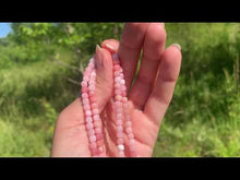 Charger et lire la vidéo dans la visionneuse de la Galerie, Perles en opale commune rose, forme carré facetté