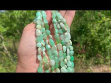 Charger et lire la vidéo dans la visionneuse de la Galerie, Perles en chrysoprase, forme petit galet