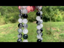 Charger et lire la vidéo dans la visionneuse de la Galerie, Perles en quartz avec inclusions de tourmaline entre 4 et 12mm, QTU