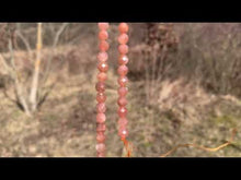 Charger et lire la vidéo dans la visionneuse de la Galerie, Perles en pierre de soleil facettées entre 3,5 et 6mm PST