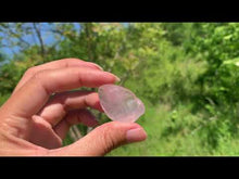 Charger et lire la vidéo dans la visionneuse de la Galerie, Quartz rose, pierre roulée