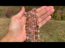 Charger et lire la vidéo dans la visionneuse de la Galerie, Perles en pierre de lune multicolore facettée entre 6 et 10mm