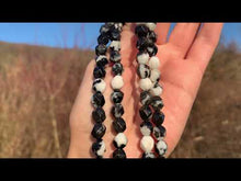 Charger et lire la vidéo dans la visionneuse de la Galerie, Perles en jaspe zebré noir, forme diamant entre 6 et 10mm