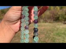 Charger et lire la vidéo dans la visionneuse de la Galerie, Perles en fluorite / fluorite mate entre 6 et 10mm