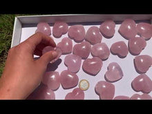 Charger et lire la vidéo dans la visionneuse de la Galerie, Coeurs en quartz rose