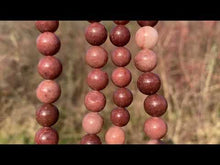 Charger et lire la vidéo dans la visionneuse de la Galerie, Perles en aventurine de couleur aubergine entre 6 et 10mm