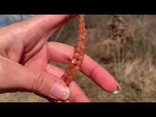 Charger et lire la vidéo dans la visionneuse de la Galerie, Perles en pierre de soleil facettées entre 3,5 et 6mm PST