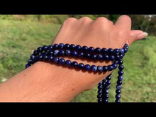 Charger et lire la vidéo dans la visionneuse de la Galerie, Perles en sodalite entre 6 et 8mm SQ