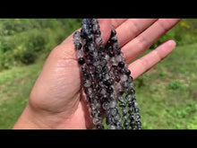 Charger et lire la vidéo dans la visionneuse de la Galerie, Perles en quartz avec inclusions de tourmaline entre 4 et 10mm, QTD