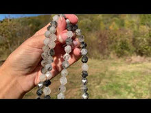 Charger et lire la vidéo dans la visionneuse de la Galerie, Perles en quartz avec inclusions de tourmaline forme diamant entre 6 et 10mm