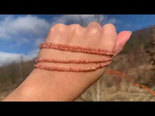 Charger et lire la vidéo dans la visionneuse de la Galerie, Perles en pierre de soleil facettées entre 2 et 4mm PSU