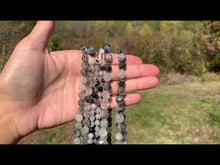 Charger et lire la vidéo dans la visionneuse de la Galerie, Perles en quartz avec inclusions de tourmaline forme diamant entre 6 et 10mm