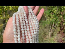 Charger et lire la vidéo dans la visionneuse de la Galerie, Perles en pierre de lune blanche entre 6 et 12mm PLBU