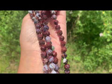 Charger et lire la vidéo dans la visionneuse de la Galerie, Perles en agate plume forme diamant entre 8 et 10mm