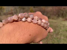 Charger et lire la vidéo dans la visionneuse de la Galerie, Perles en pierre de lune pêche, forme diamant entre 8 et 10mm