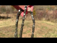 Charger et lire la vidéo dans la visionneuse de la Galerie, Perles en pyrite, forme cube 4 x 4mm