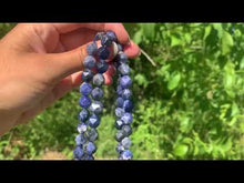 Charger et lire la vidéo dans la visionneuse de la Galerie, Perles en sodalite, forme diamant entre 6 et 12mm