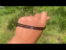 Charger et lire la vidéo dans la visionneuse de la Galerie, Perles en tourmaline noire facettées entre 2 et 6mm