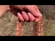 Charger et lire la vidéo dans la visionneuse de la Galerie, Perles en pierre de soleil facettées entre 2,5 et 7,5mm PSD