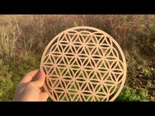 Charger et lire la vidéo dans la visionneuse de la Galerie, Fleurs de vie ronde en bois