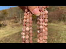 Charger et lire la vidéo dans la visionneuse de la Galerie, Perles en pierre de lune pêche, forme diamant entre 8 et 10mm