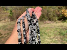Charger et lire la vidéo dans la visionneuse de la Galerie, Perles en quartz avec inclusions de tourmaline forme carré entre 5 et 9mm