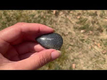 Charger et lire la vidéo dans la visionneuse de la Galerie, Quartz avec inclusions de graphite 8