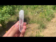 Charger et lire la vidéo dans la visionneuse de la Galerie, Cristal de roche, brut, pointe "grande" taille