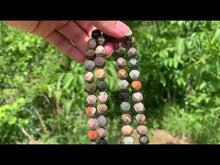 Charger et lire la vidéo dans la visionneuse de la Galerie, Perles en jaspe polychrome, forme diamant entre 6 et 10mm