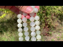 Charger et lire la vidéo dans la visionneuse de la Galerie, Perles en pierre de lune blanche entre 6 et 12mm PLBU