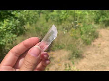 Charger et lire la vidéo dans la visionneuse de la Galerie, Cristal de roche, brut, pointe "grande" taille