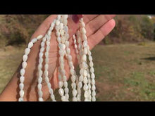 Charger et lire la vidéo dans la visionneuse de la Galerie, Perles en nacre blanche forme goutte