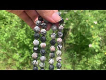 Charger et lire la vidéo dans la visionneuse de la Galerie, Perles en jaspe picasso forme diamant, entre 6 et 10mm