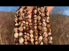Charger et lire la vidéo dans la visionneuse de la Galerie, Perles en jaspe zebré brun, forme diamant entre 6 et 10mm