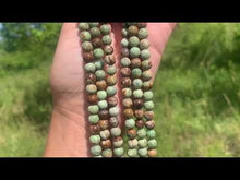 Charger et lire la vidéo dans la visionneuse de la Galerie, Perles en opale verte entre 6 et 10mm