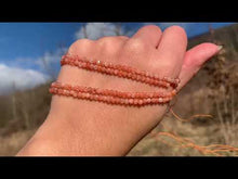 Charger et lire la vidéo dans la visionneuse de la Galerie, Perles en pierre de soleil facettées entre 2,5 et 7,5mm PSD